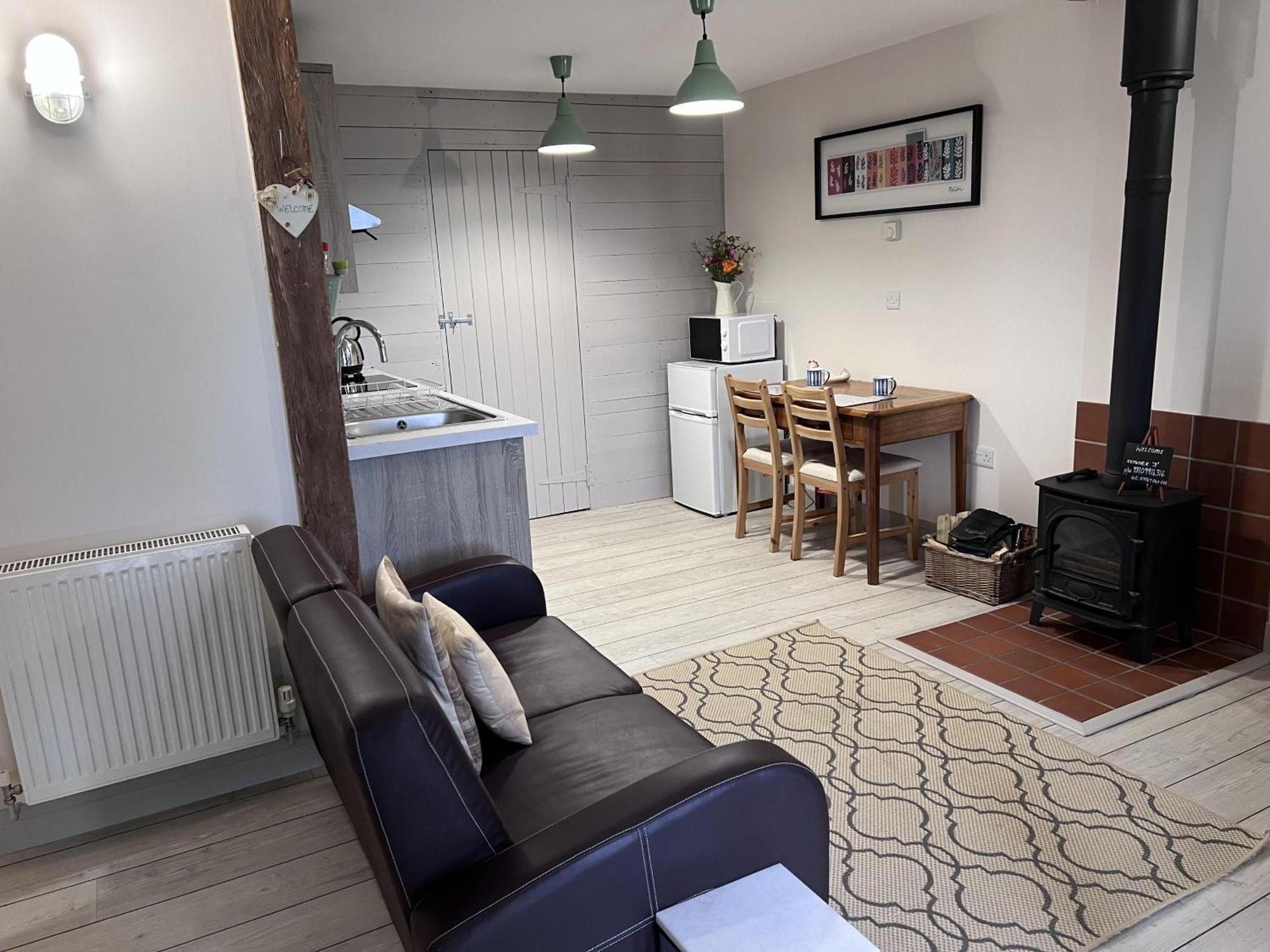 Poachers Hut - Captivating 1-Bed Cottage Shorwell Bagian luar foto