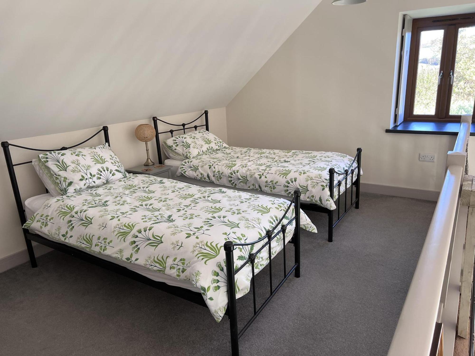 Poachers Hut - Captivating 1-Bed Cottage Shorwell Bagian luar foto